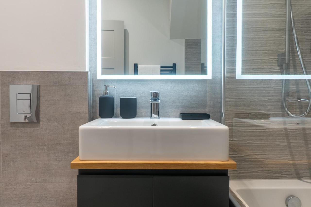 Spring Mount Huge Luxury Full Apartment- Harrogate Centre-Two Extremely Comfy Kingsize Bedrooms-Fully Equipped Modern Kitchen-Cosy Living Room With Huge Tv Exterior photo