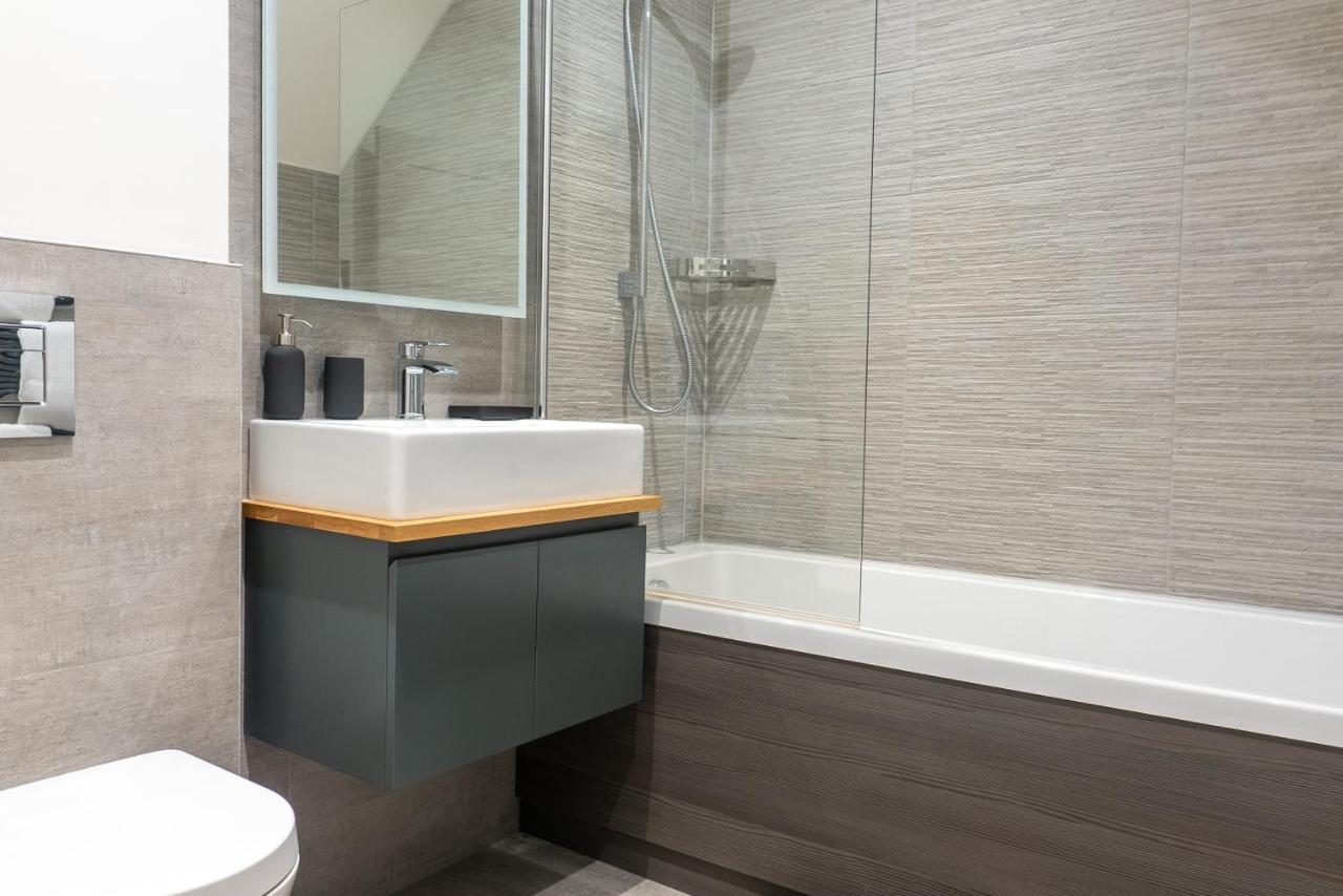 Spring Mount Huge Luxury Full Apartment- Harrogate Centre-Two Extremely Comfy Kingsize Bedrooms-Fully Equipped Modern Kitchen-Cosy Living Room With Huge Tv Exterior photo